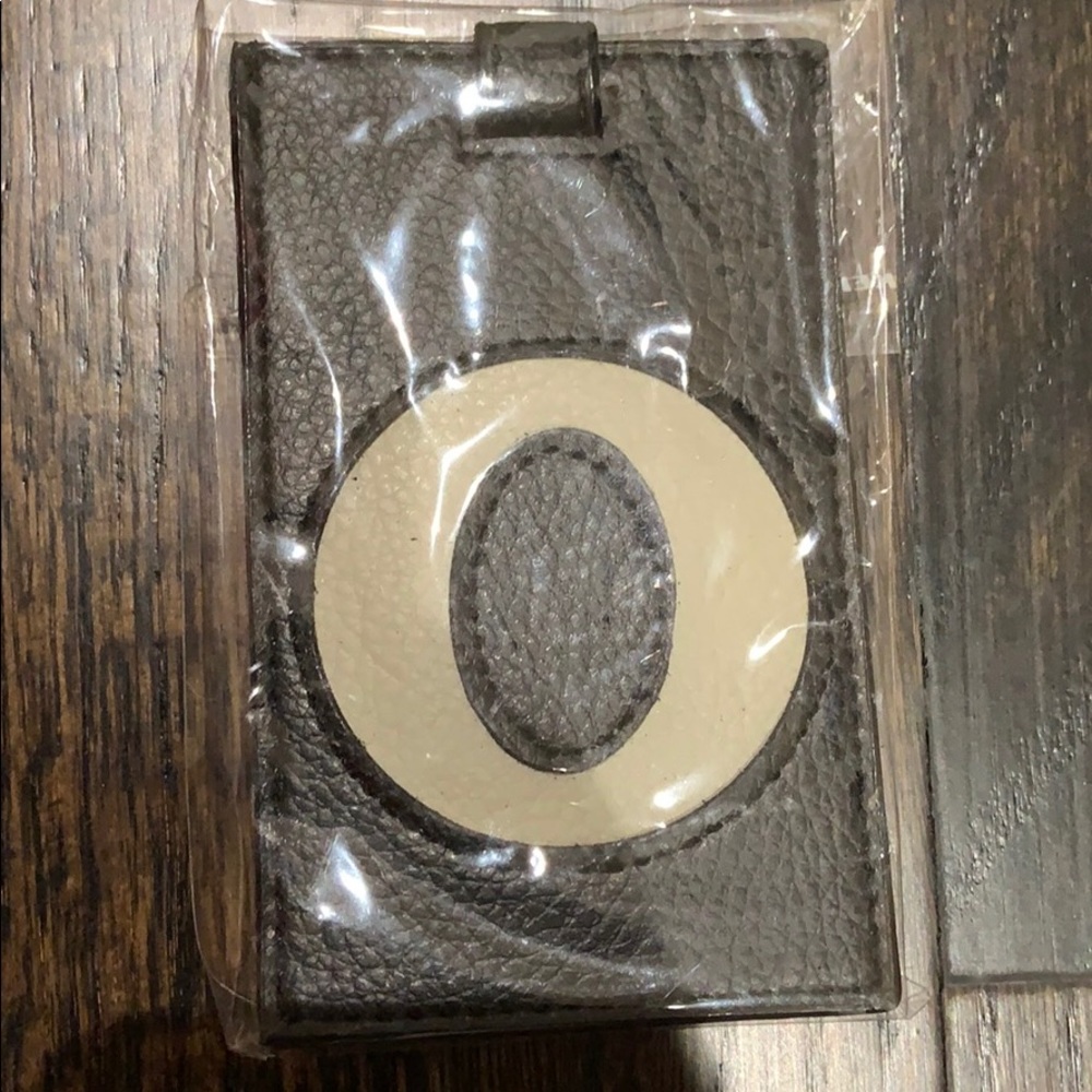 Black and Gray “O” Luggage Tag